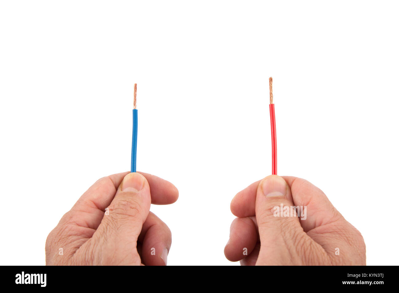 Le rouge et le bleu les fils parallèles dans les mains d'un réparateur, électricien isolé sur fond blanc Banque D'Images