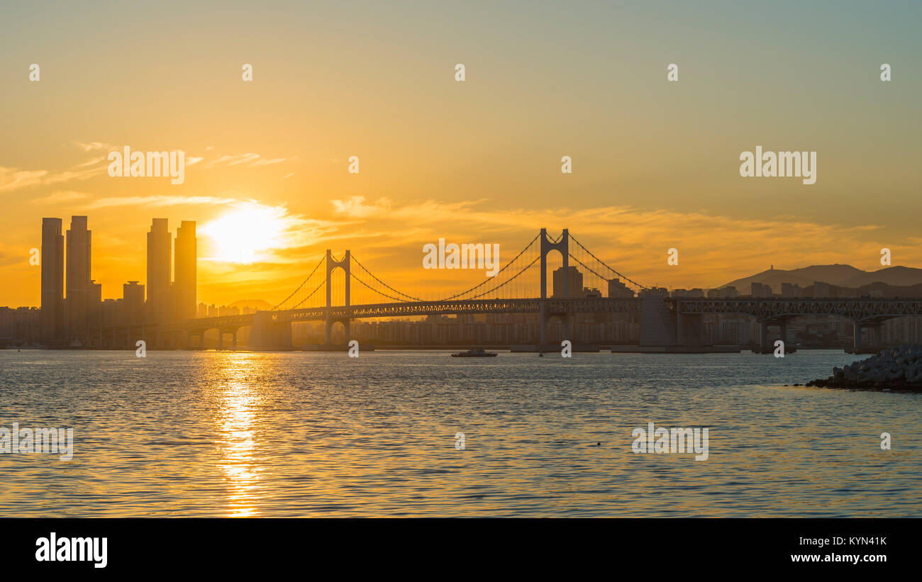 Pont Gwangan et Haeundae au lever du soleil, la ville de Busan, Corée du Sud. Banque D'Images