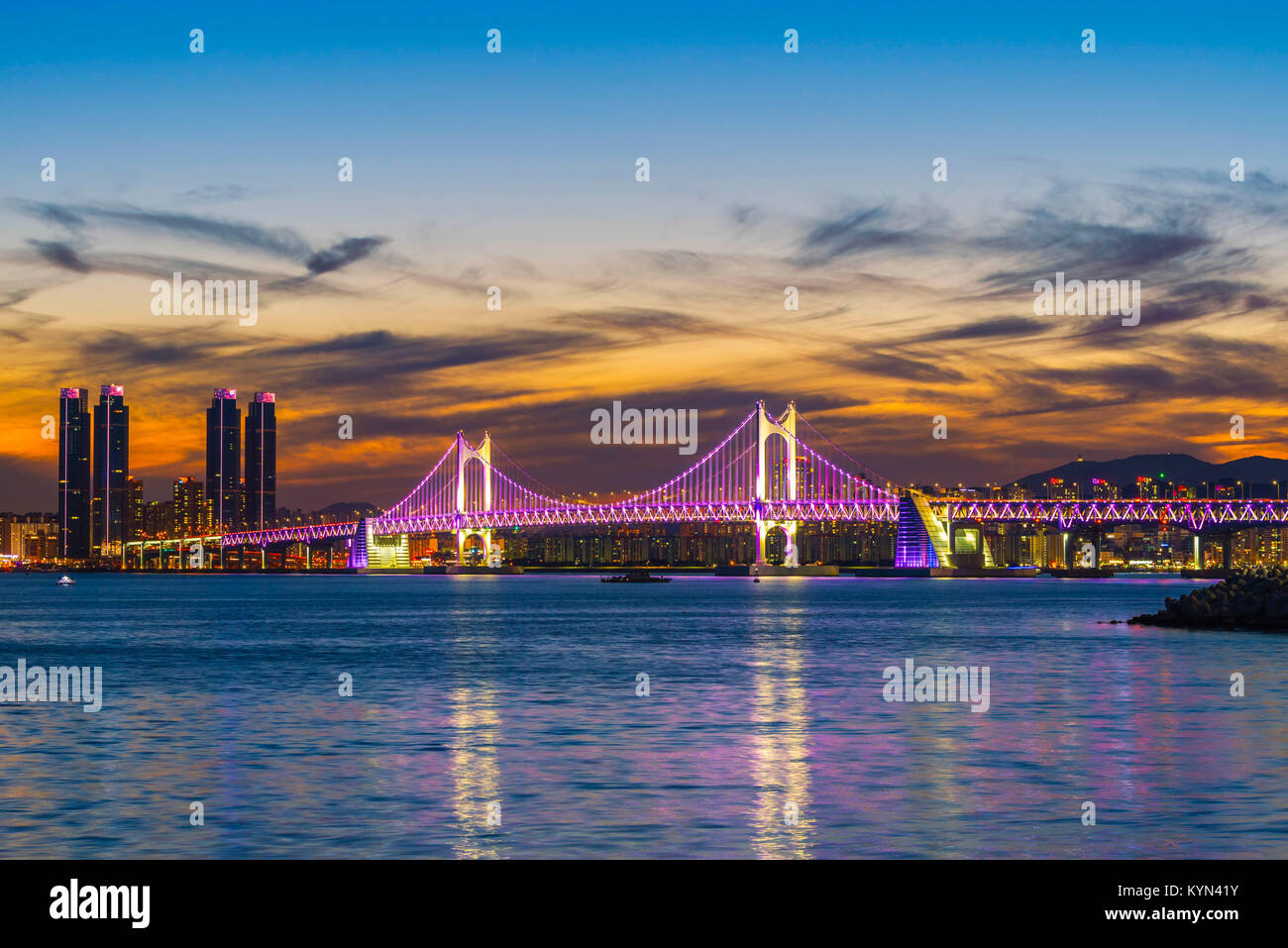 Pont Gwangan et Haeundae au lever du soleil, la ville de Busan, Corée du Sud. Banque D'Images