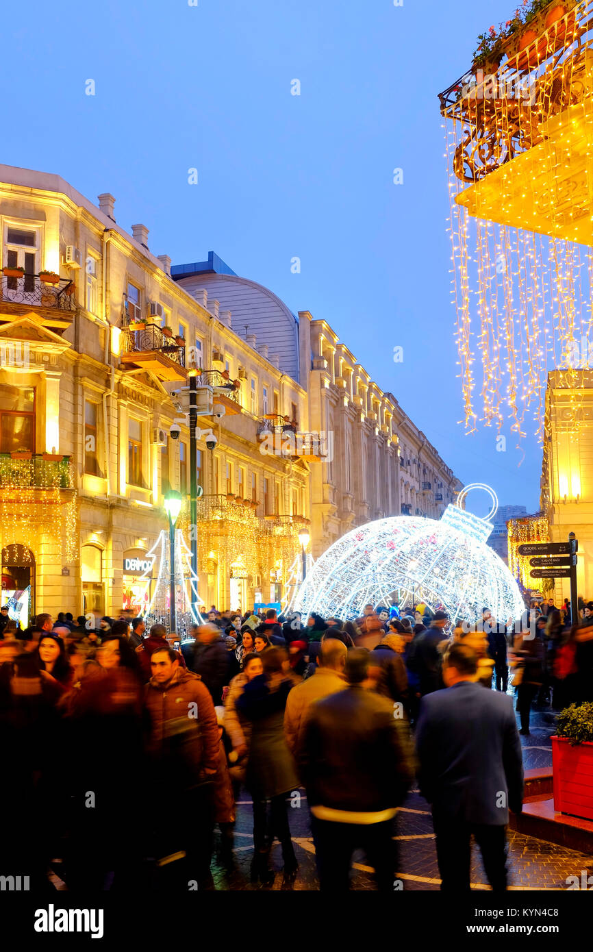 Décorations de fête dans la rue Nizami, Baku, Azerbaïdjan Banque D'Images