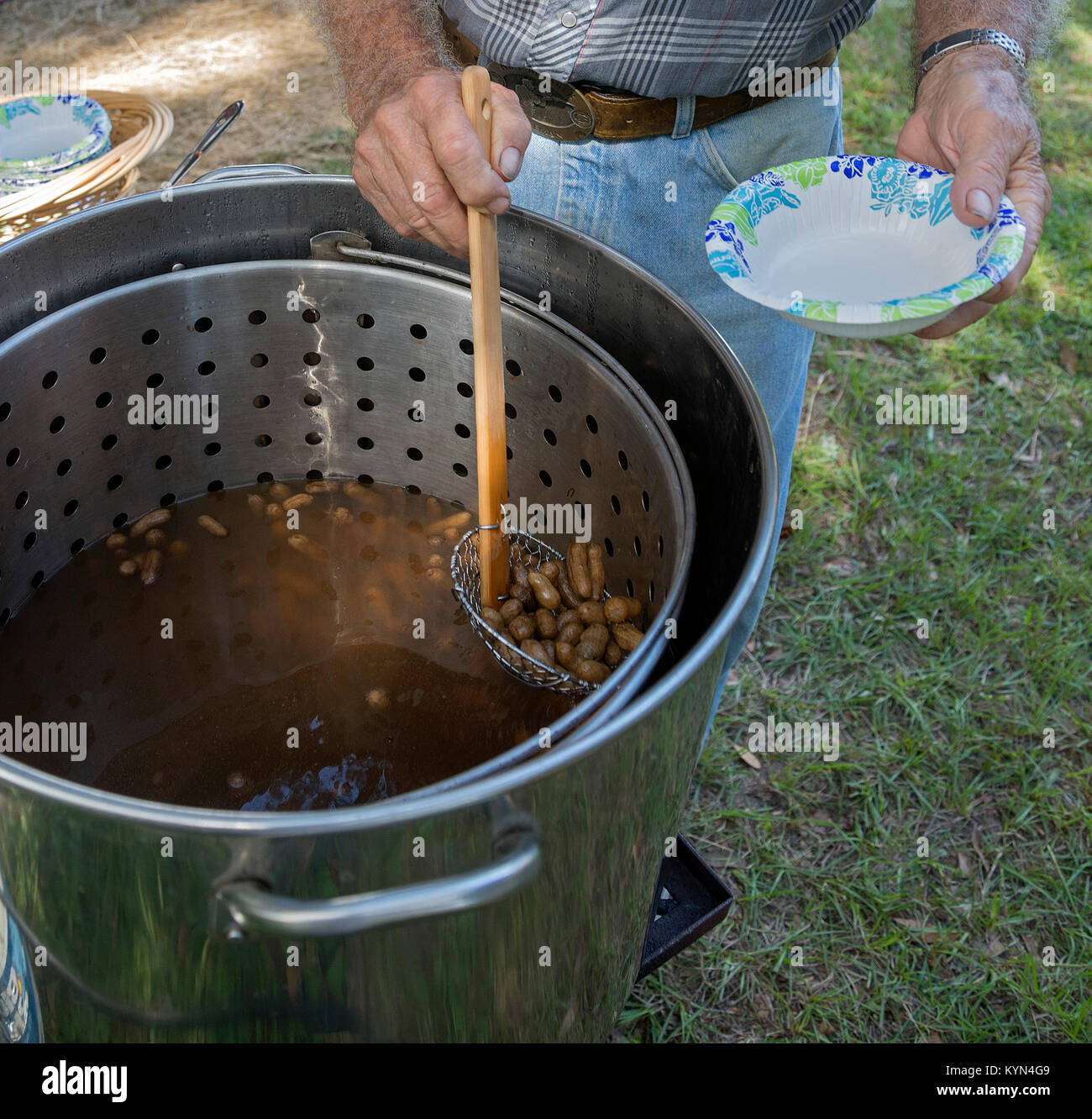 Arachides bouillies lors d'une réunion de famille. Banque D'Images