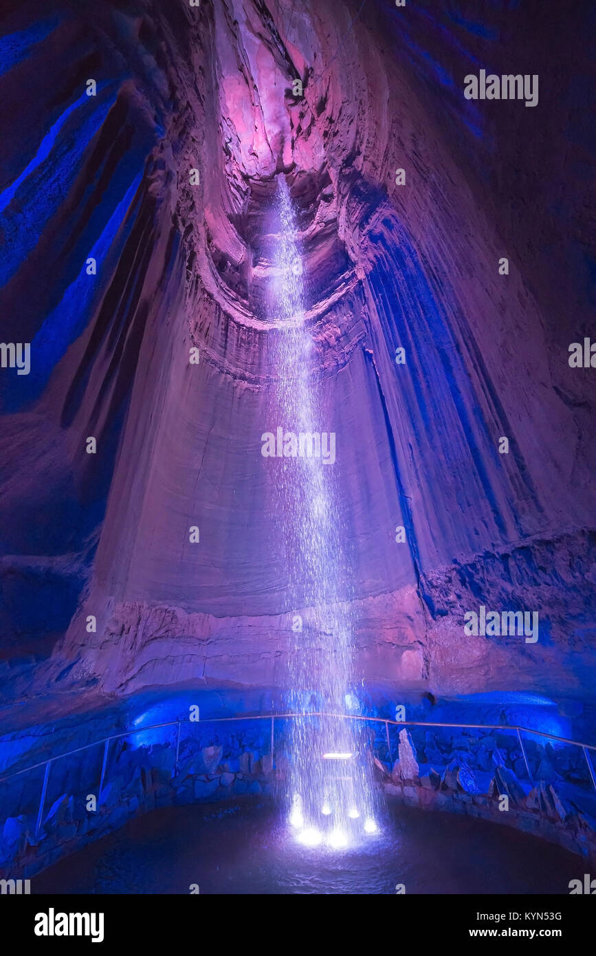 Ruby Falls est situé à Lookout Mountain près de Chattanooga, Tennessee et à 145 mètres de haut est le plus haut du monde souterrain le plus profond et cascade. Banque D'Images