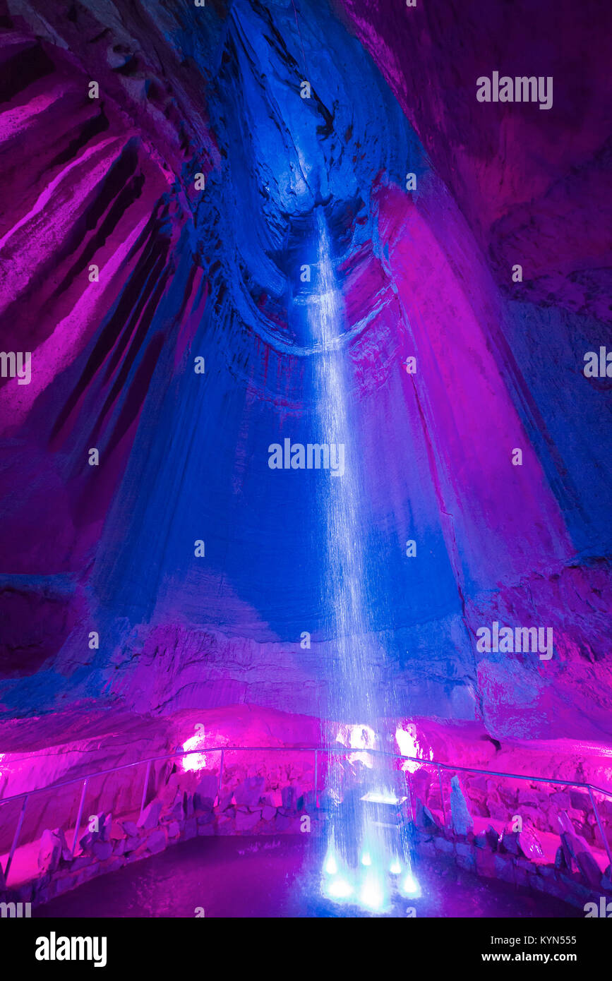 Ruby Falls est situé à Lookout Mountain près de Chattanooga, Tennessee et à 145 mètres de haut est le plus haut du monde souterrain le plus profond et cascade. Banque D'Images