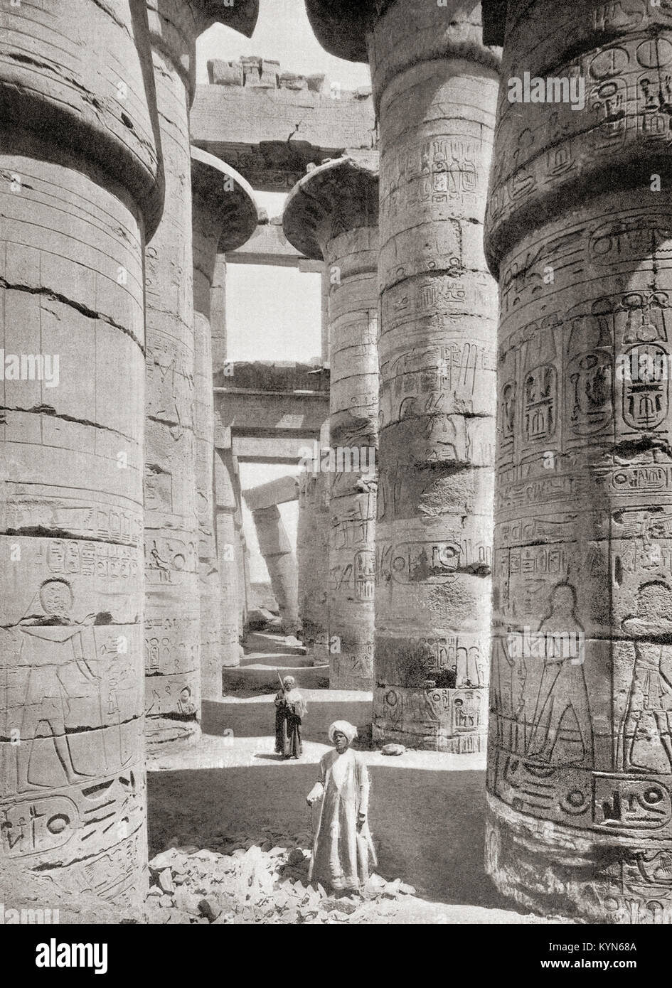 Piliers de la salle hypostyle à partir de l'enceinte d'Amon-Rê dans le Grand Temple de Karnak, en Égypte. Des merveilles du monde, publié vers 1920. Banque D'Images