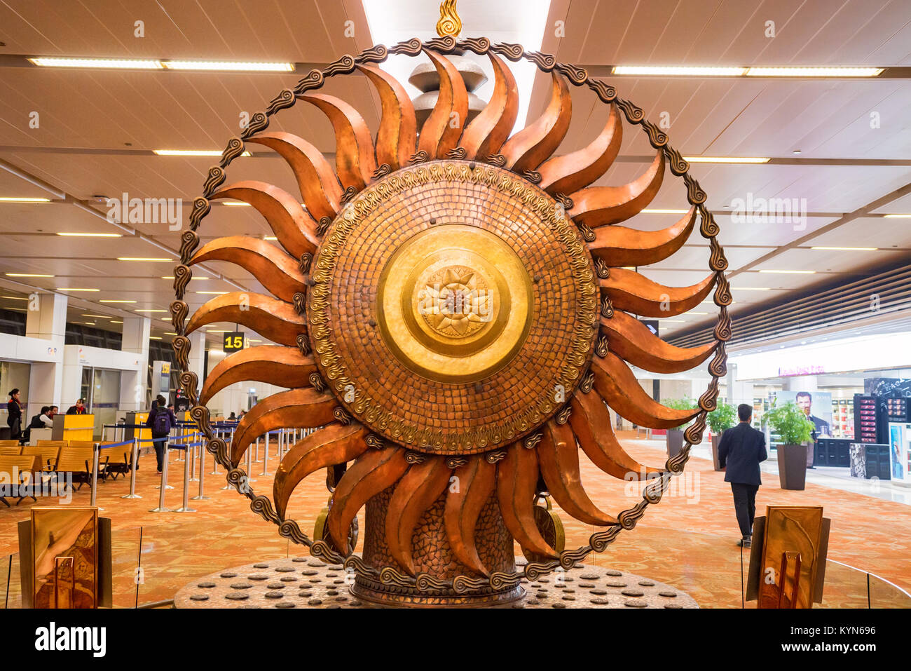 DELHI, INDE - CIRCA NOVEMBRE 2017 : Surya statue in airport Banque D'Images