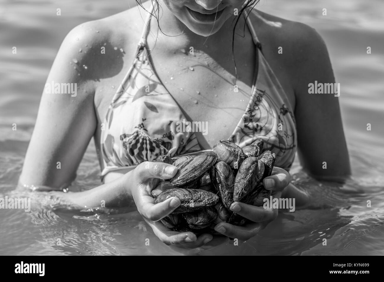 Les huîtres à la main, vous pouvez pour les huîtres sur la mer. La collecte des fruits de mer. Girl holding moules, fruits de mer, moules, Delicious, éviers, croissante, grace Banque D'Images