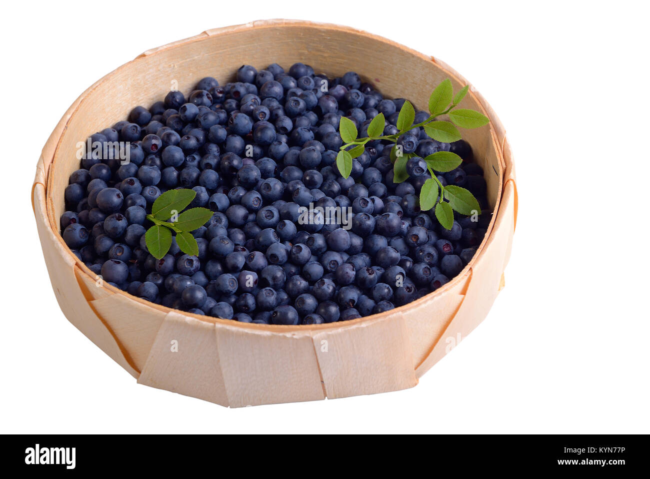 Bleuets dans un panier plat isolated on white Banque D'Images
