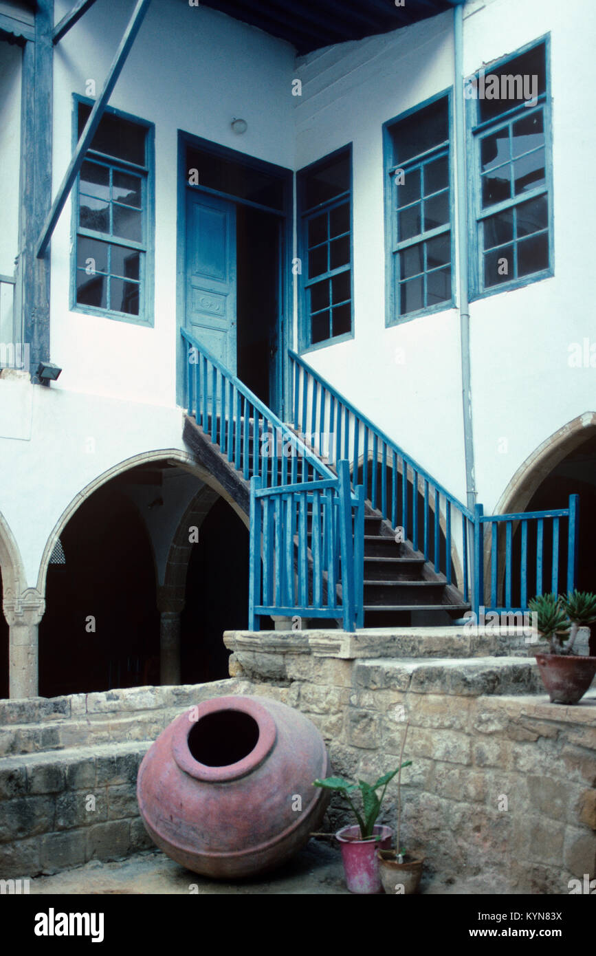 Cour intérieure et escalier de l'hôtel particulier de Derviche Pacha (1801) l'ère ottomane Town House, maintenant un musée ethnographique, dans le district de Nicosie Ahmet arabes, nord de Nicosie, Chypre du Nord ou Lefkosa Banque D'Images