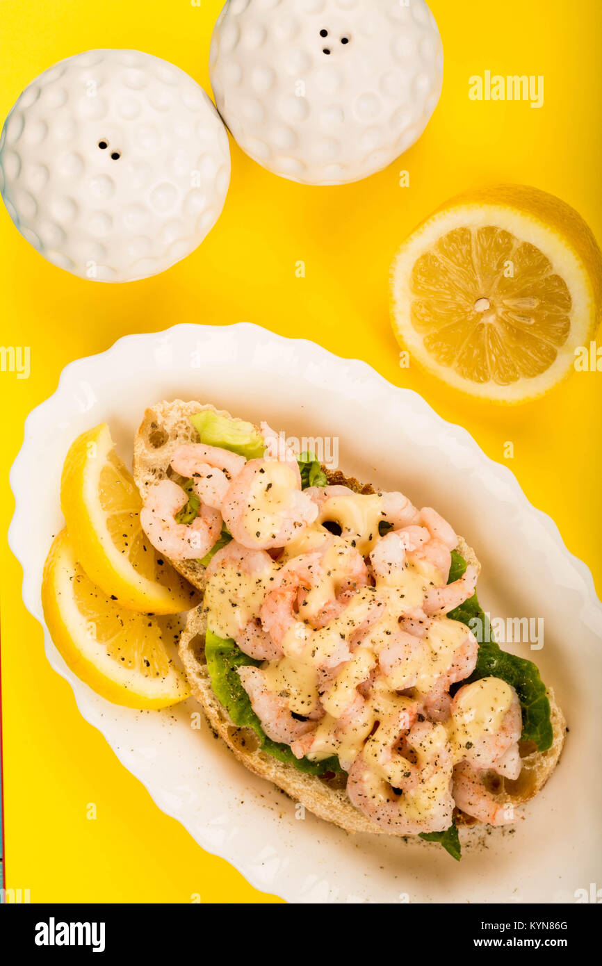 Style scandinave ou norvégien face ouverte ou fruits de mer crevettes Crevettes Sandwich sur fond jaune Banque D'Images