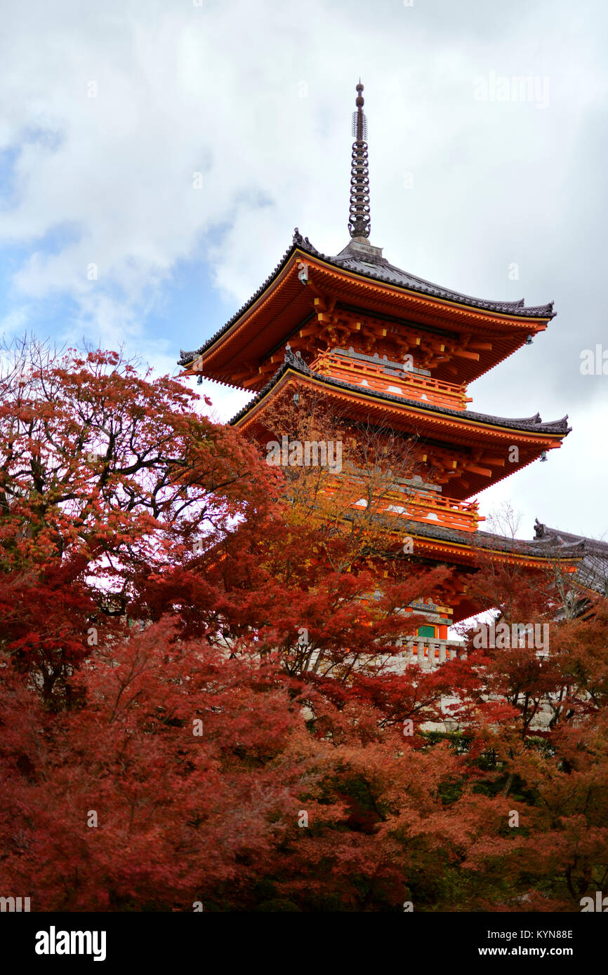Temple Kiyomizu-dera pagode Sanjunoto avec érables japonais rouge ci-dessous. Automne à Kyoto, Japon, 2017. Banque D'Images