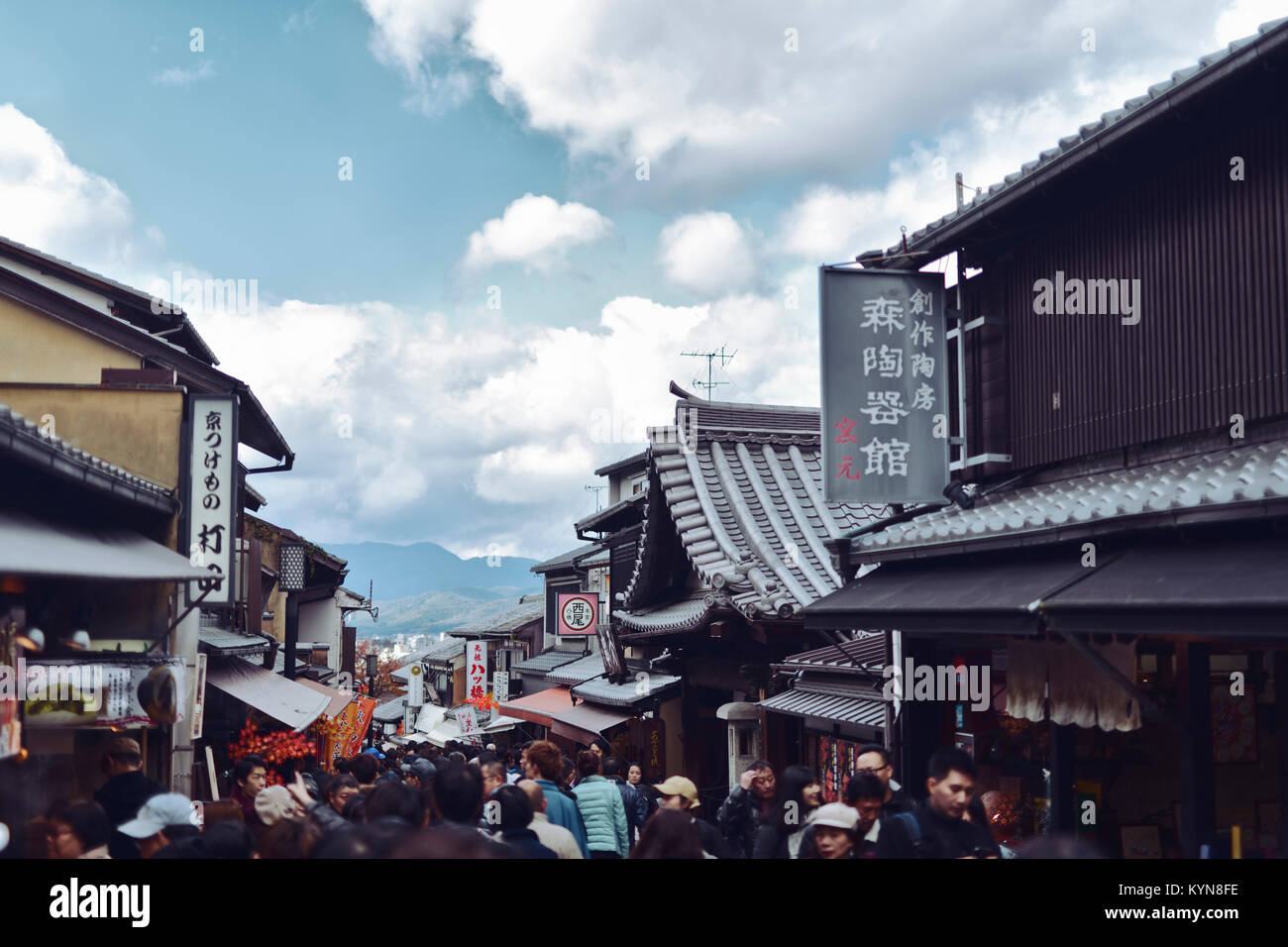 Encombrée de touristes Matsubara dori près de temple Kiyomizu-dera en automne. Higashiyama, Kyoto, Japon, 2017. Banque D'Images