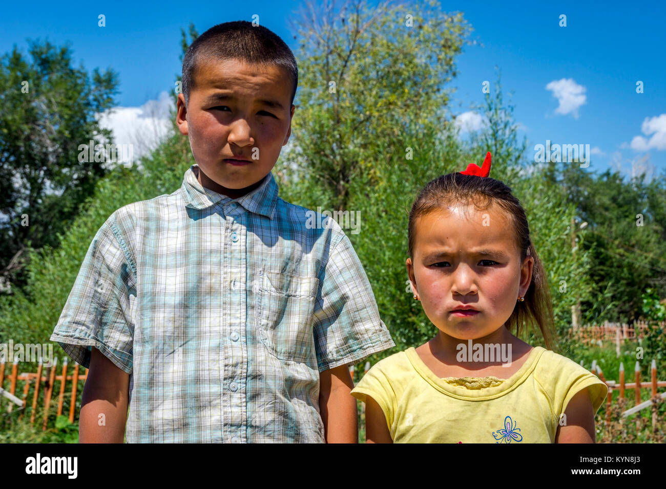 UGUT, KIRGHIZISTAN - Le 16 août : frères et Sœurs, un frère et une soeur qui posent avec de sérieux de l'expression du visage. Ugut est un village isolé au Kirghizistan. Août 201 Banque D'Images