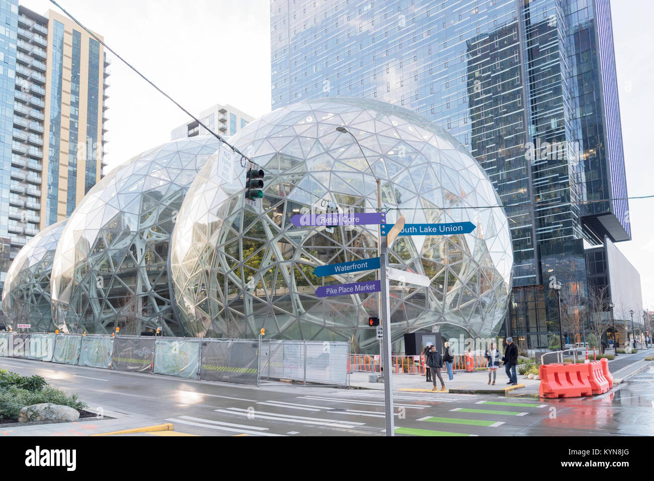 Amazon world headquarters, situé dans le centre de Seattle, Washington people crossing street avec flèche de direction quartier des signes. Banque D'Images