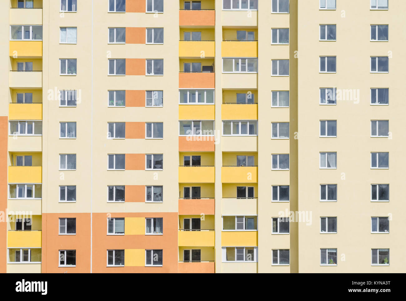 Appartement typique d'extérieur de bâtiment de brique, fenêtres et balcons. Banque D'Images