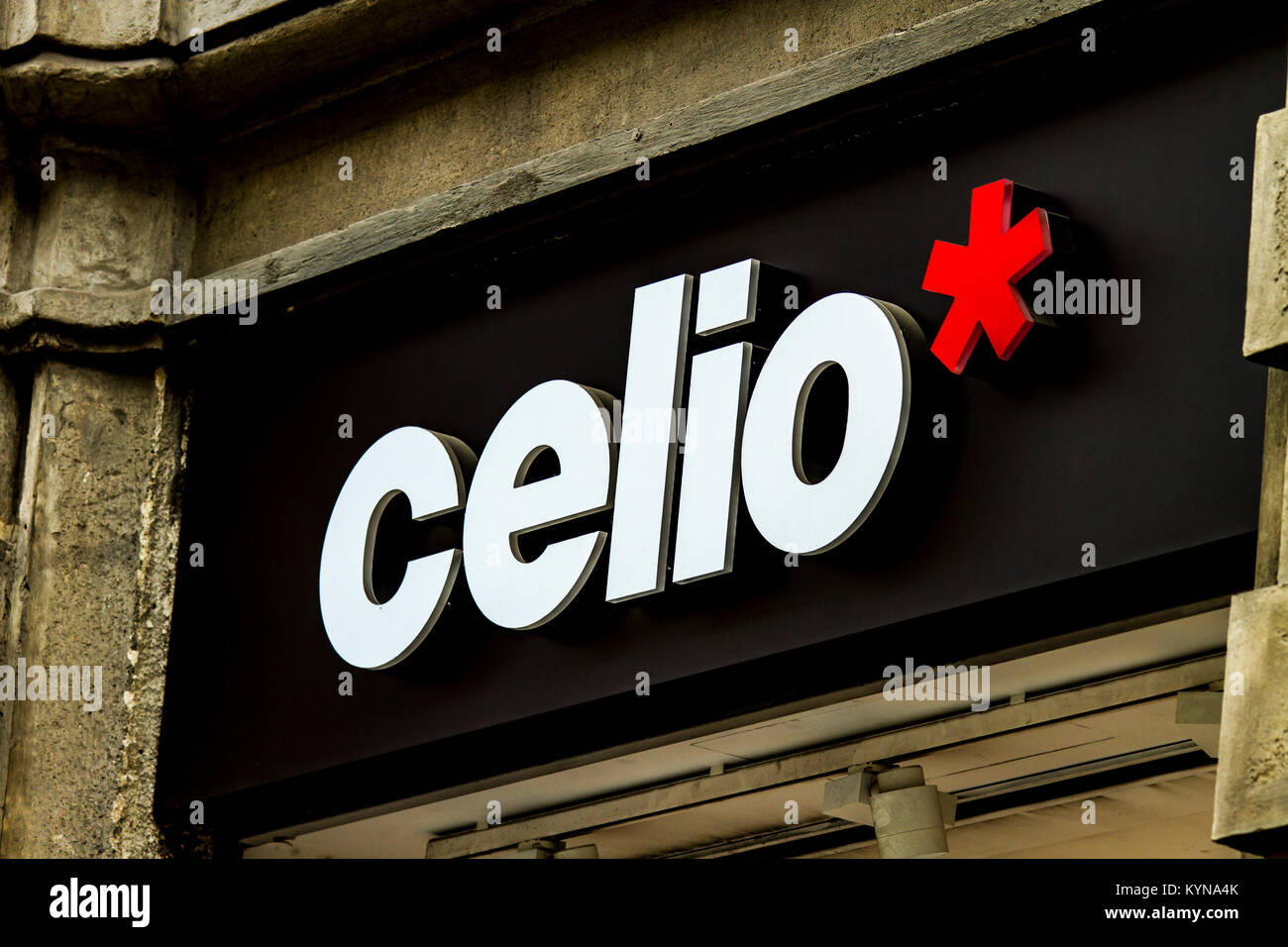 MILAN, ITALIE - 28 avril 2017 : Détail de Celio magasin à Milan, Italie.  Celio est détaillant de vêtements hommes français fondé en 1978 à Paris,  France Photo Stock - Alamy