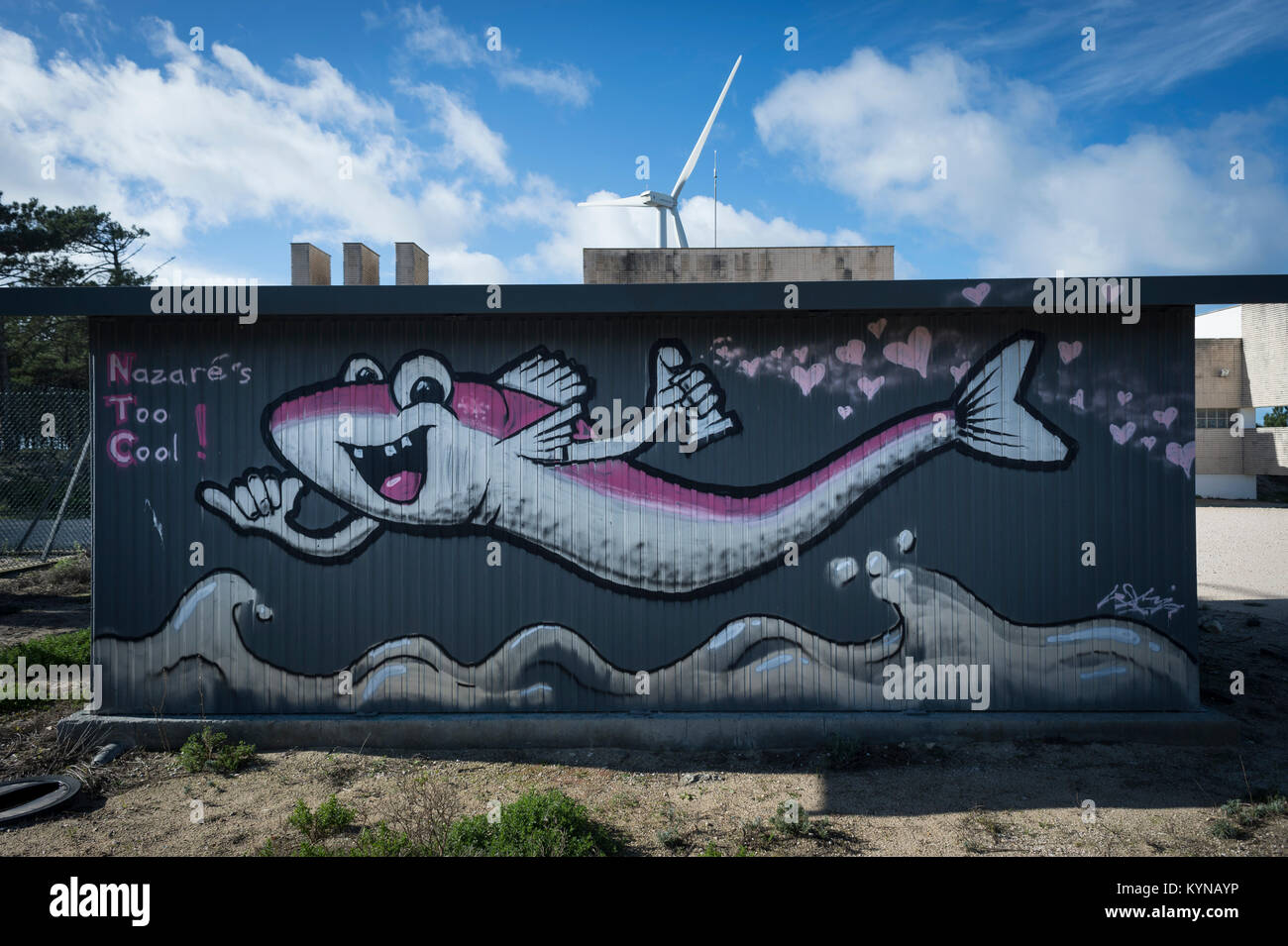 Le Graffiti d'un poisson et les vagues disant 'Nazare est trop cool" à Leiria au Portugal. Banque D'Images