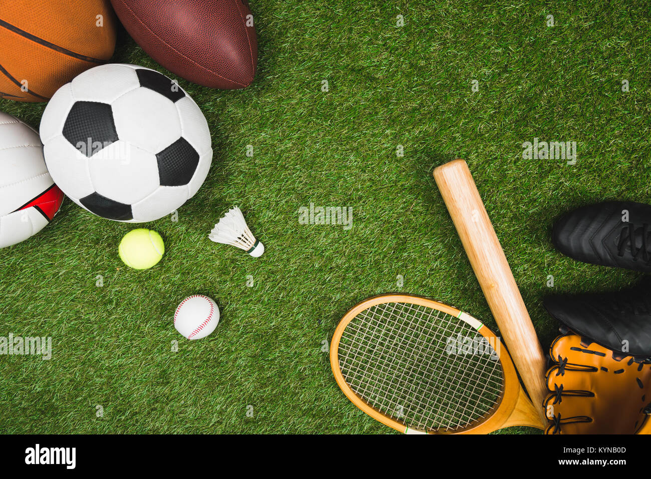Vue de dessus de divers sport balls, batte de baseball et de gants, badminton racket sur pelouse verte Banque D'Images