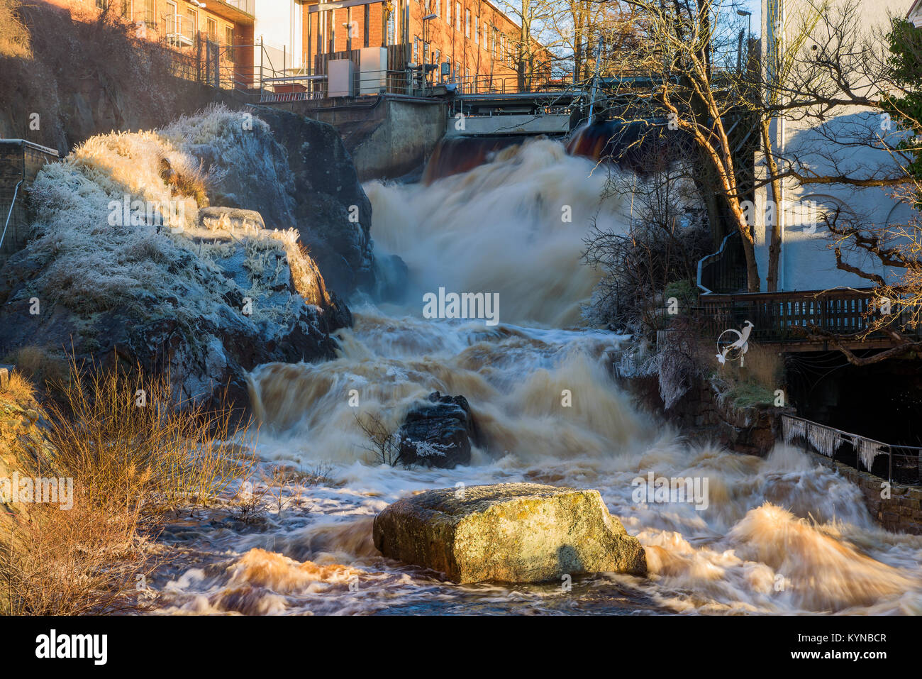 Ronneby, Suède - 7 janvier 2018 : Documentaire de la vie quotidienne et de l'environnement. Cascade de la ville sur une journée froide avec de la glace sur les rochers. Vannes du barrage sont Banque D'Images