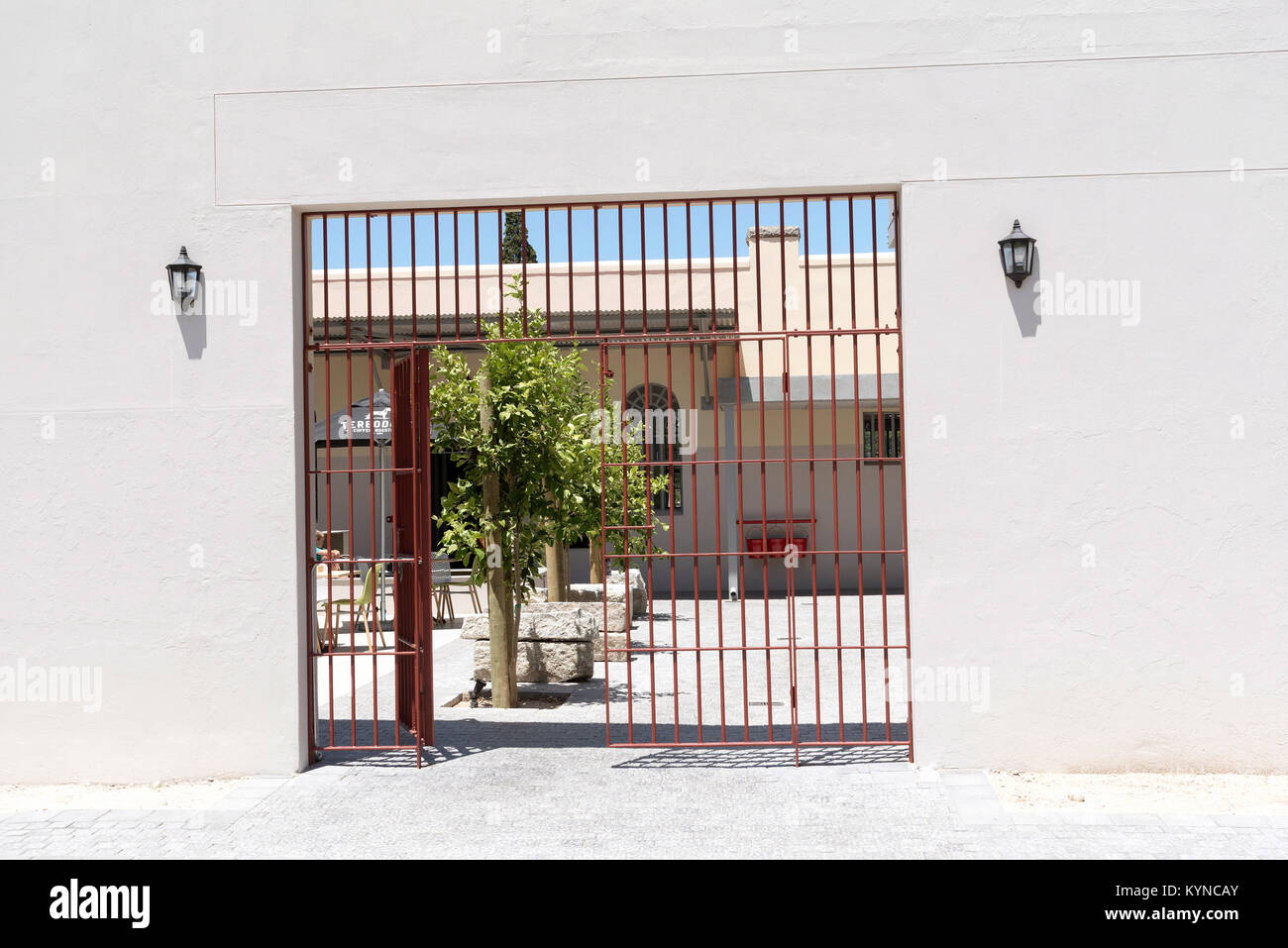 Ancienne prison à Paarl Western Cape Afrique du Sud. Décembre 2017. La porte principale dans l'ancienne prison maintenant l'entrée dans un restaurant. Banque D'Images