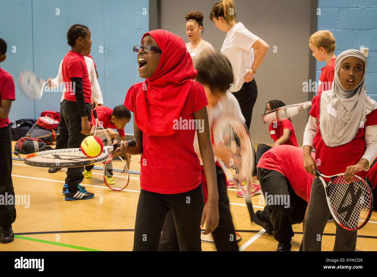 Festival inspiré du sport, Tottenham, au nord de Londres. Plus de 400 élèves de neuf écoles primaires ont participé à des jeux à Tottenham Green Piscines & mettre en place Banque D'Images