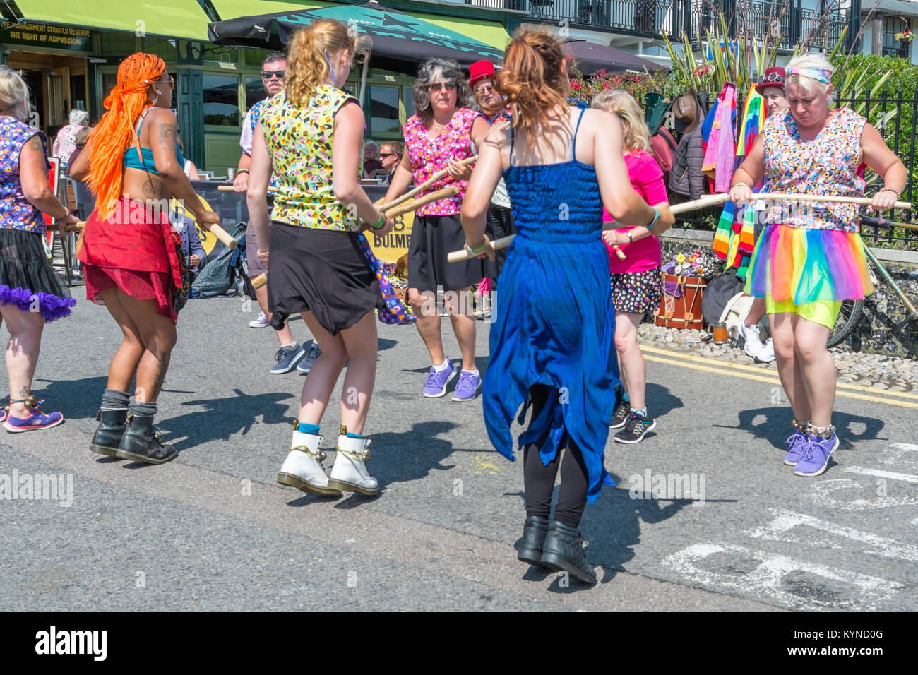 Festival de la semaine folklorique de Broadstairs. La farandole côté Morris dancing sur le front de mer, sur la promenade au soleil. Banque D'Images