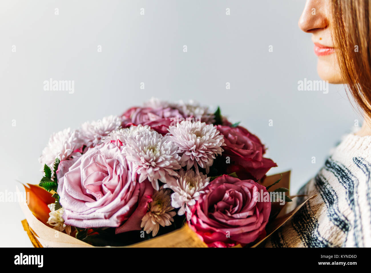 Belle fille et de bouquet de fleurs roses Violettes présent Banque D'Images