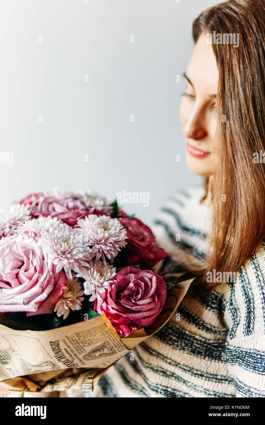 Belle fille et de bouquet de fleurs roses Violettes présent Banque D'Images