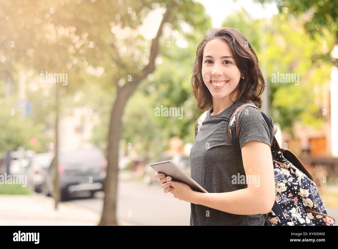Portrait de belle jeune femme à l'aide de tablet outdoors. Technologie concept Banque D'Images