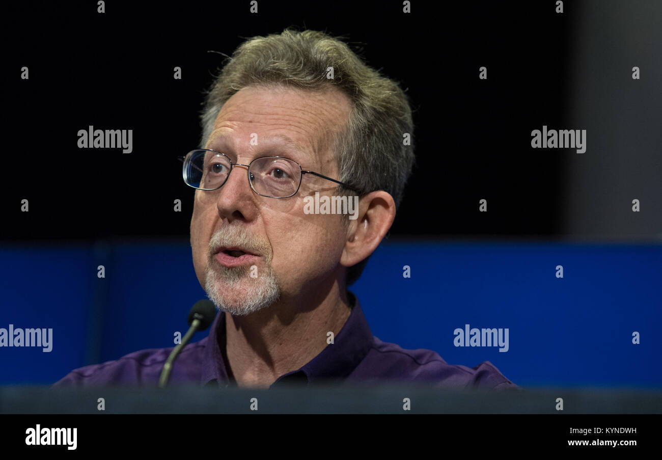 Directeur de la Division des sciences planétaires de la NASA, Jim Green répond aux questions d'une conférence de presse aperçu de la fin de la mission Cassini, mercredi, 13 Septembre, 2017 à le Jet Propulsion Laboratory de la NASA à Pasadena, en Californie. Depuis son arrivée en 2004, la mission Cassini-Huygens a été une découverte automatique, de révolutionner notre connaissance de la système de Saturne et nous captivant avec des données et des images jamais obtenus avec tant de détails et de clarté. Sur septembre 15, 2017, les exploitants devront plonger délibérément dans l'engin spatial Cassini Saturne, en tant que science se sont réunis jusqu'à la fin. Le "plonger" permet de Saturne Banque D'Images