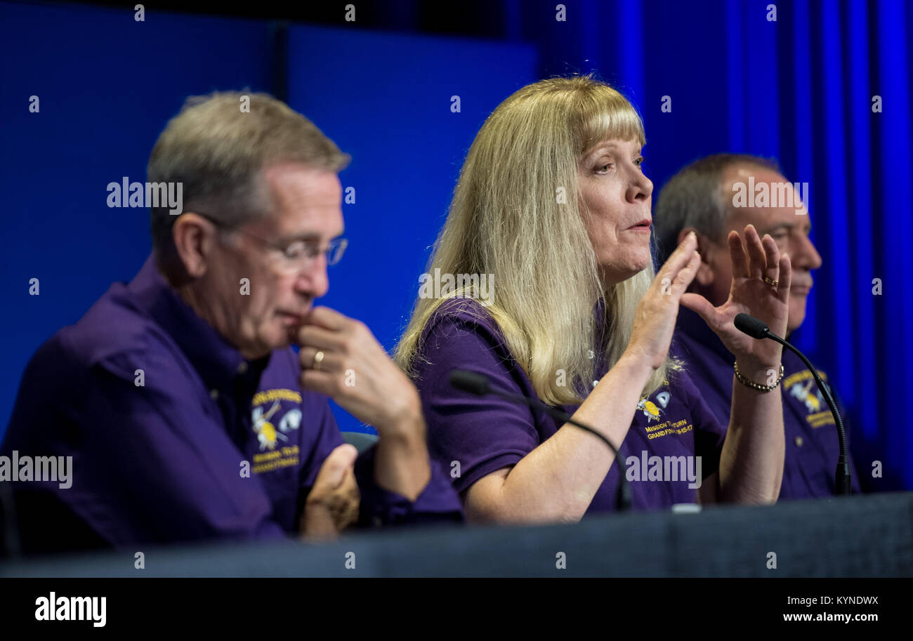 Responsable scientifique du projet Cassini au JPL, Linda Spilker répond aux questions des représentants des médias lors d'une conférence de presse aperçu de la fin de la mission Cassini, mercredi, 13 Septembre, 2017 à le Jet Propulsion Laboratory de la NASA à Pasadena, en Californie. Depuis son arrivée en 2004, la mission Cassini-Huygens a été une découverte automatique, de révolutionner notre connaissance de la système de Saturne et nous captivant avec des données et des images jamais obtenus avec tant de détails et de clarté. Sur septembre 15, 2017, les exploitants devront plonger délibérément dans l'engin spatial Cassini Saturne, en tant que science se sont réunis jusqu'à la fin. Le » Banque D'Images