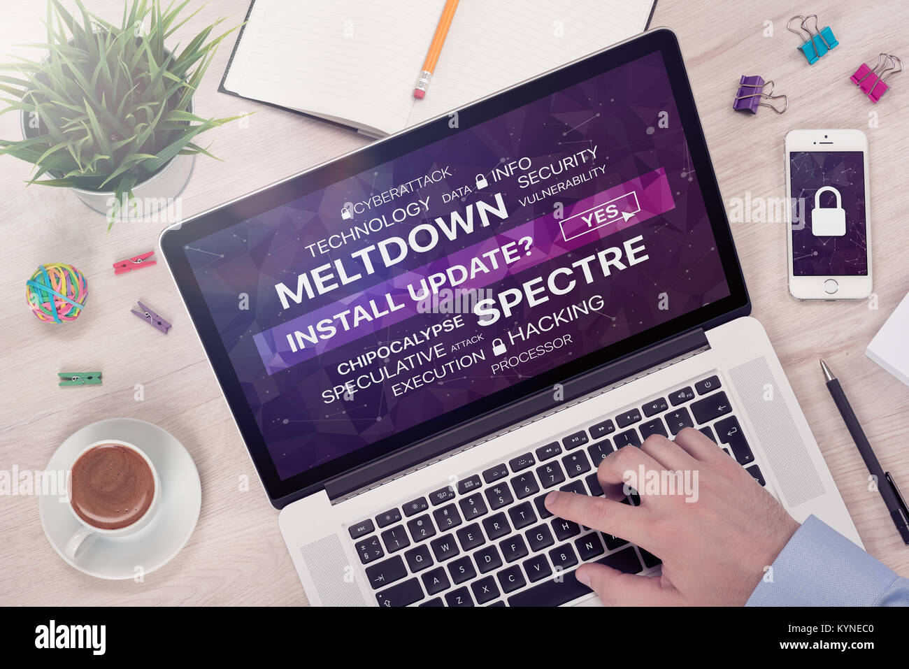 L'installation de la mise à jour contre meltdown et spectre menace concept sur Vue de dessus de l'écran du portable. Banque D'Images