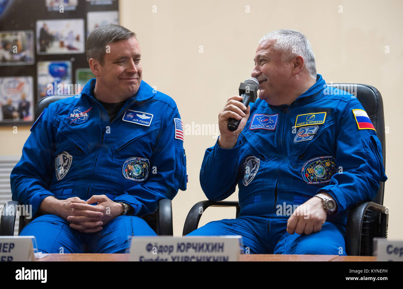 Expedition 51 commandant de Soyouz Fyodor Yurchikhin de Roscosmos, droite, répond à une question au cours d'une conférence de presse le Mercredi, Avril 19, 2017 à l'hôtel cosmonaute à Baïkonour, au Kazakhstan. Il est vu avec d'autres ingénieur de vol de son coéquipier Jack Fischer de la NASA. Lancement de la fusée Soyouz est prévue pour le 20 avril et Yurchikhin et Fischer en orbite pour commencer leurs quatre mois et demi de mission sur la Station spatiale internationale. Crédit photo : NASA/Aubrey Gemignani). Banque D'Images