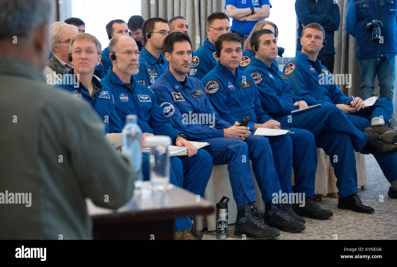 La NASA, l'ESA (Agence Spatiale Européenne), Roscosmos, ainsi que des forces de recherche et de récupération de la Russie, se rencontrer pour discuter de la préparation de l'atterrissage d'Expedition 53 Randy Bresnik Commandant de la NASA et les mécaniciens de Paolo Nespoli de l'Agence spatiale européenne (ESA) et Sergey Ryazanskiy de l'agence spatiale russe Roscosmos Mardi, 12 Décembre, 2017. Bresnik, Nespoli et Ryazanskiy reviennent après 139 jours dans l'espace où ils ont servi en tant que membres de l'Expédition 52 et 53 équipages à bord de la Station spatiale internationale. Crédit photo : NASA/Bill Ingalls) Banque D'Images