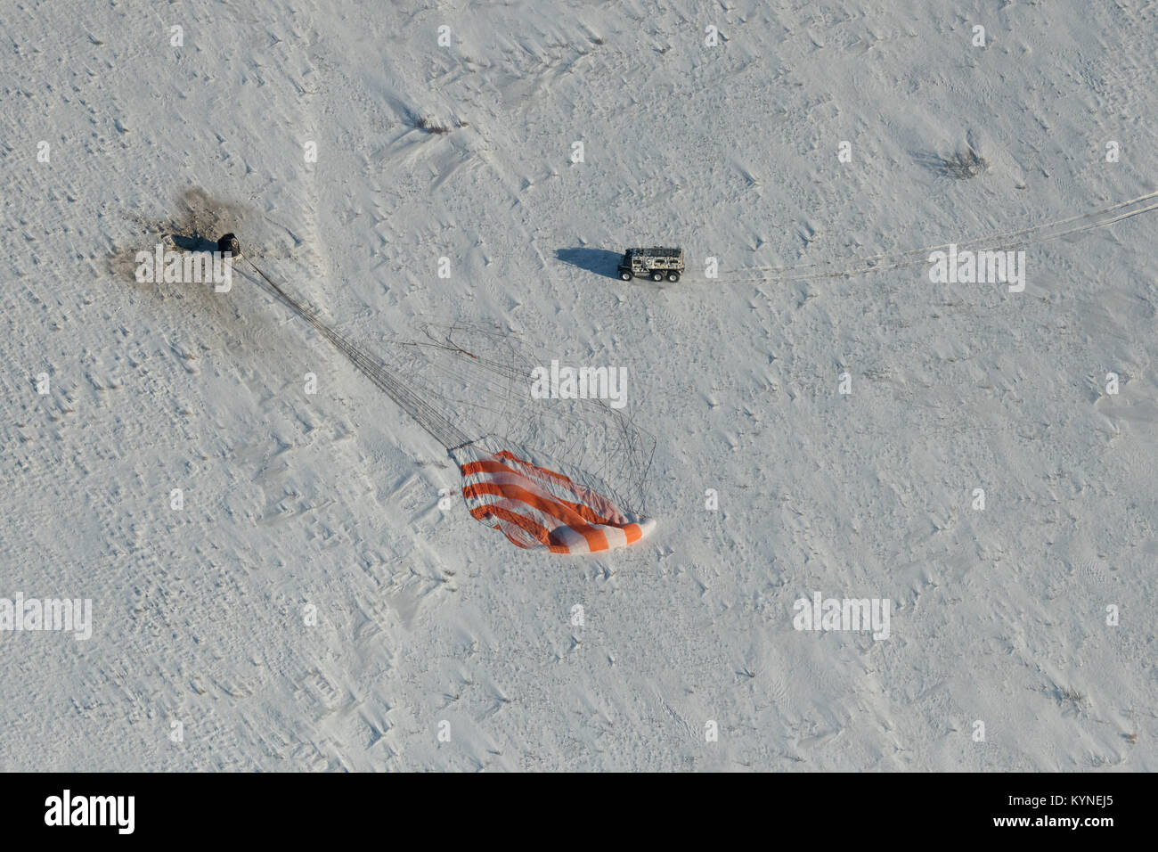 Fédération des équipes de recherche et de sauvetage arrivent à l'engin spatial Soyouz MS-05 peu après il s'est posé avec le commandant de l'Expédition 53 Randy Bresnik de la NASA et les mécaniciens de Paolo Nespoli de l'Agence spatiale européenne (ESA) et Sergey Ryazanskiy de l'agence spatiale russe Roscosmos, près de la ville de Zhezkazgan, le Kazakhstan le Jeudi, Décembre 14, 2017. Bresnik, Nespoli et Ryazanskiy reviennent après 139 jours dans l'espace où ils ont servi en tant que membres de l'Expédition 52 et 53 équipages à bord de la Station spatiale internationale. Crédit photo : NASA/Bill Ingalls) Banque D'Images