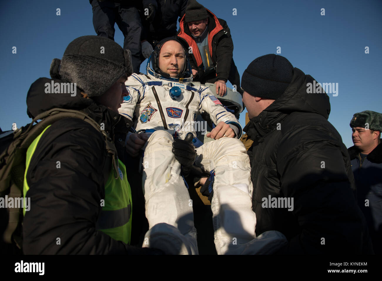 L'astronaute de la NASA Randy Bresnik est aidé de l'engin spatial Soyouz MS-05 à quelques minutes après lui, l'Agence spatiale européenne (ESA) et Paolo Nespoli, cosmonaute russe Roskosmos Sergey Ryazanskiy, a atterri dans une région isolée près de la ville de Zhezkazgan, le Kazakhstan le Jeudi, Décembre 14, 2017. Bresnik, Nespoli et Ryazanskiy reviennent après 139 jours dans l'espace où ils ont servi en tant que membres de l'Expédition 52 et 53 équipages à bord de la Station spatiale internationale. Crédit photo : NASA/Bill Ingalls) Banque D'Images