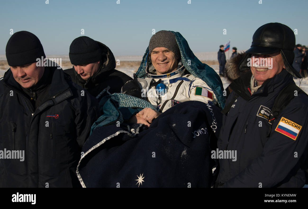 L'Agence spatiale européenne (ESA) Paolo Nespoli est effectué à la tente médicale peu après lui et l'astronaute de la NASA Randy Bresnik, et le cosmonaute russe Roskosmos Sergey Ryazanskiy débarqué dans leur vaisseau Soyouz MS-05 dans une région isolée près de la ville de Zhezkazgan, le Kazakhstan le Jeudi, Décembre 14, 2017. Bresnik, Nespoli et Ryazanskiy reviennent après 139 jours dans l'espace où ils ont servi en tant que membres de l'Expédition 52 et 53 équipages à bord de la Station spatiale internationale. Crédit photo : NASA/Bill Ingalls) Banque D'Images