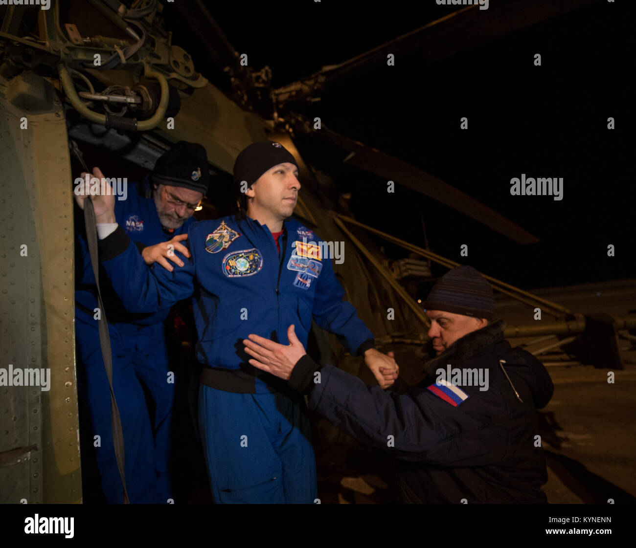 L'astronaute de la NASA Randy Bresnik arrive à l'aéroport de Karaganda au Kazakhstan après qu'il l'aéroport, l'ESA (Agence Spatiale Européenne) Paolo Nespoli et Roscosmos, cosmonaute russe Sergey Ryazanskiy débarqué dans leur vaisseau Soyouz MS-05 dans une région isolée près de la ville de Zhezkazgan, le Kazakhstan le Jeudi, Décembre 14, 2017. Bresnik, Nespoli et Ryazanskiy reviennent après 139 jours dans l'espace où ils ont servi en tant que membres de l'Expédition 52 et 53 équipages à bord de la Station spatiale internationale. Crédit photo : NASA/Bill Ingalls) Banque D'Images