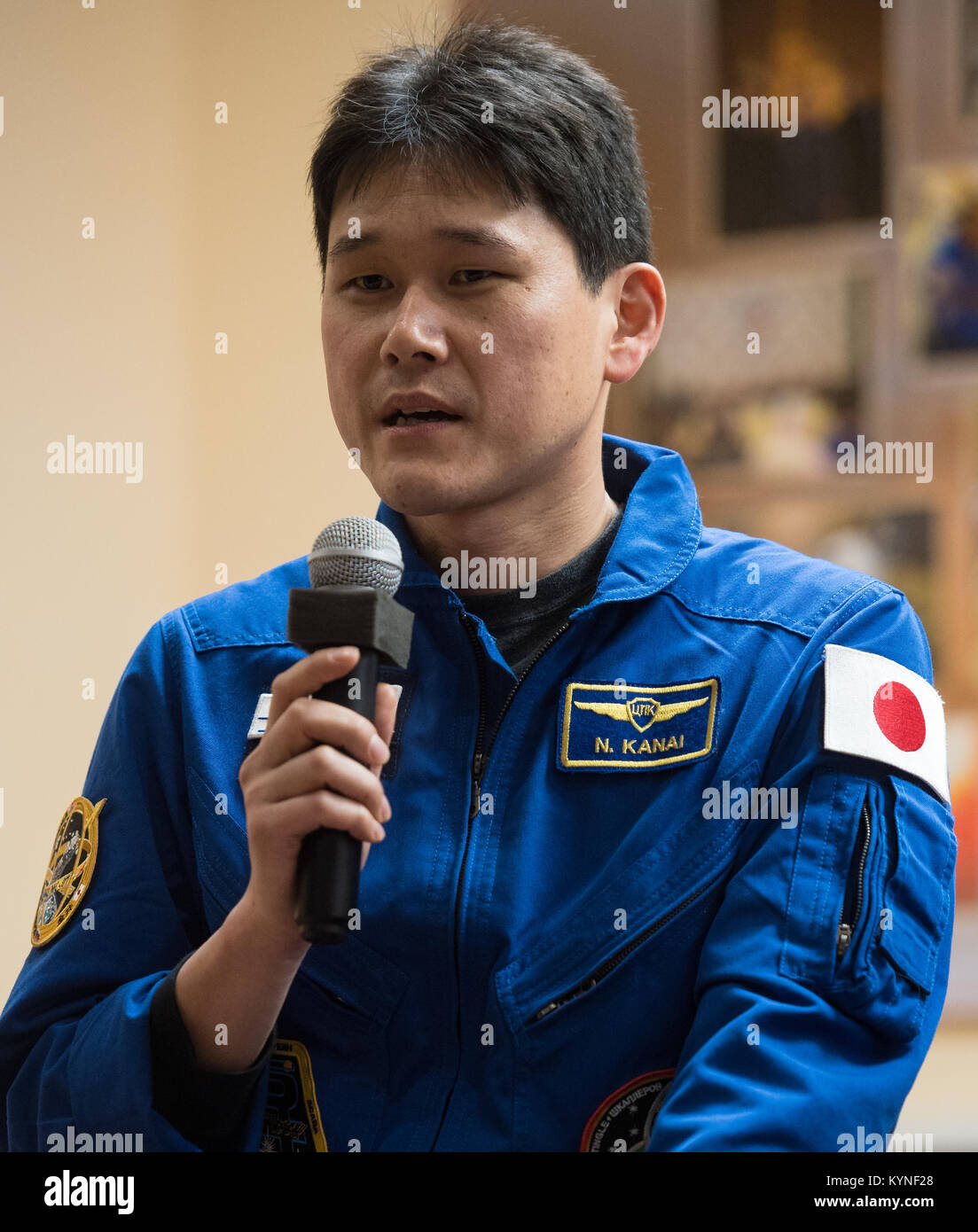 L'ingénieur de vol de l'expédition 54 Norishige Kanai de l'Agence japonaise d'exploration aérospatiale (JAXA) répond à une question au cours d'une conférence de presse, samedi, 16 décembre 2017 à l'hôtel cosmonaute à Baïkonour, au Kazakhstan. Expedition 54 commandant de Soyouz Anton Shkaplerov de Roscosmos, ingénieur de vol de la NASA, Scott Tingle et ingénieur de vol Norishige Kanai de l'Agence japonaise d'exploration aérospatiale (JAXA) sont prévus pour le lancement de la Station spatiale internationale à bord du Soyouz à partir du cosmodrome de Baïkonour le 17 décembre. Crédit photo : NASA/Joel Kowsky) Banque D'Images