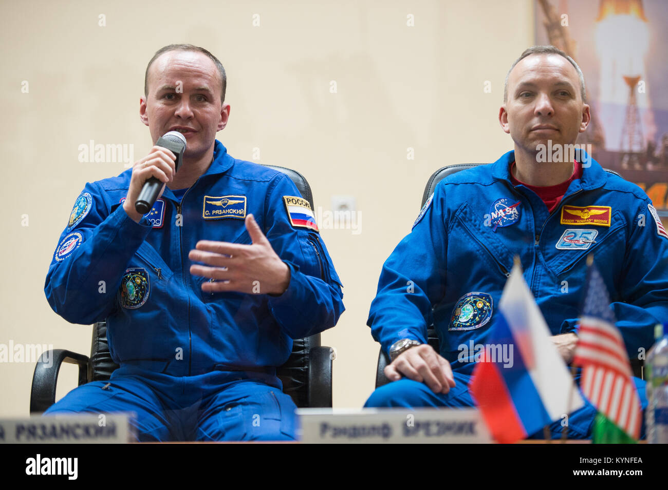 Expedition 51 sauvegarder membre d'équipage, commandant de Soyouz Sergey Ryazanskiy de Roscosmos, gauche, répond à une question au cours d'une conférence de presse tenue à l'hôtel cosmonaute à Baïkonour, Kazakhstan, le Mercredi, Avril 19, 2017. Il est vu avec l'équipage Expedition 51 sauvegarder Randy Bresnik mate de la NASA. L'équipage Expedition 51 premier lancement est prévu pour le 20 avril du cosmodrome de Baïkonour. Crédit photo : NASA/Aubrey Gemignani) Banque D'Images