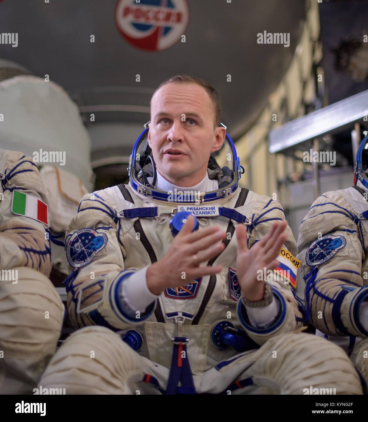 L'ingénieur de vol de l'expédition 52 Sergey Ryazanskiy de Roscosmos, répond aux questions de la presse à l'extérieur du simulateur Soyouz avant son dernier examen de qualification Soyouz avec d'autres ingénieurs de vol 52 de l'expédition de l'ESA Paolo Nespoli et Randy Bresnik de la NASA, le vendredi 7 juillet 2017 au Centre d'entraînement des cosmonautes Gagarine (GCTC) à la Cité des étoiles, en Russie. Crédit photo : NASA/Bill Ingalls) Banque D'Images