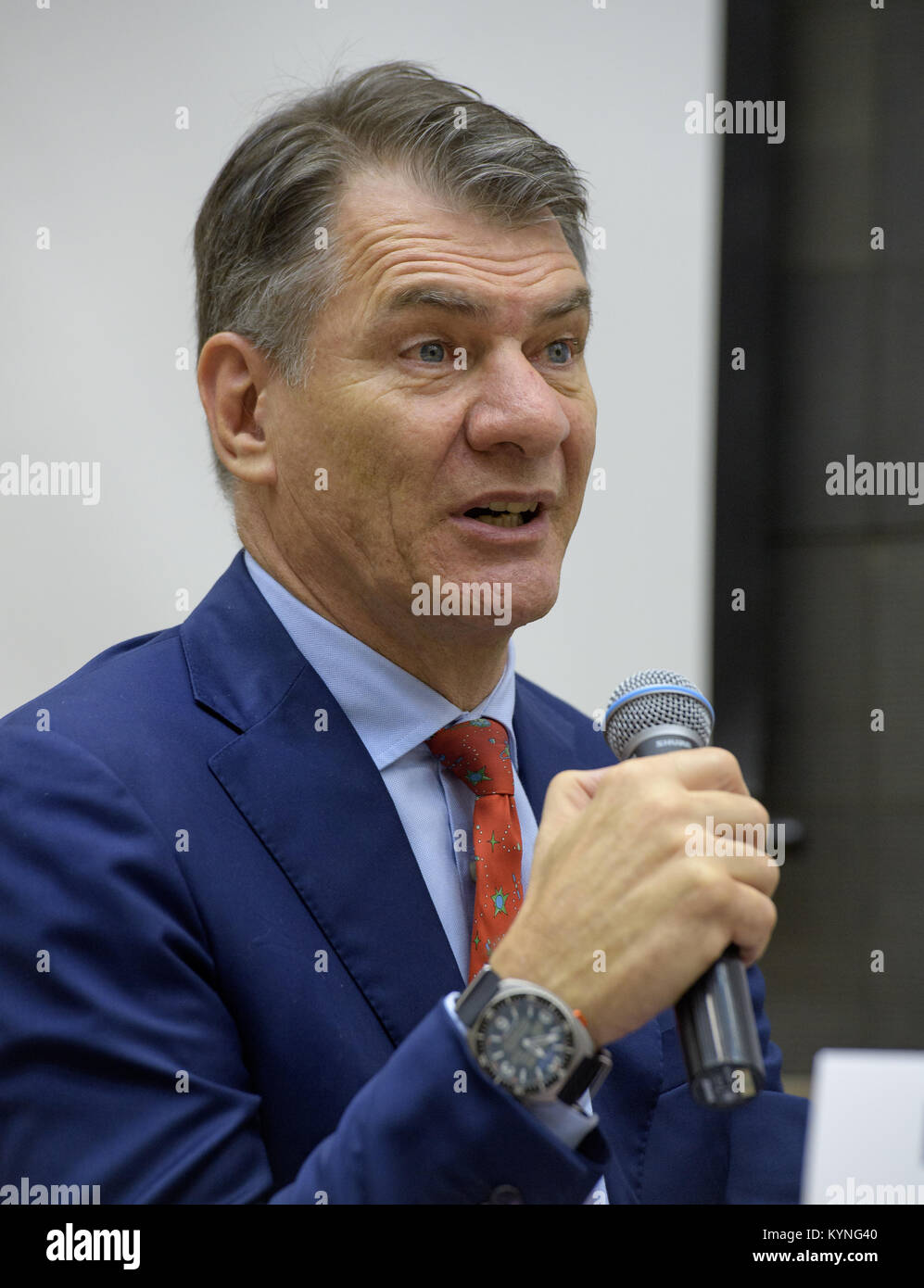 L'ingénieur de vol de l'expédition 52 de l'ESA Paolo Nespoli répond à la question d'un journaliste lors d'une conférence de presse à l'équipage de centre d'entraînement des cosmonautes Gagarine (GCTC), lundi 10 juillet 2017 à la Cité des étoiles, en Russie. Crédit photo : NASA/Bill Ingalls) Banque D'Images