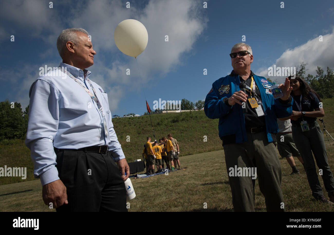 Technologue en chef par intérim de la NASA de terrier de Douglas, à gauche, et Greg "fort" Johnson, directeur exécutif du Centre pour l'avancement de la science dans l'espace (ACERS) et ancien astronaute, droite, regardez comme participants des Boy Scouts of America Jamboree National se préparent à lancer un ballon météo, mardi 25 juillet, 2017 au Sommet Bechtel réserver à Glen Jean, West Virginia. Crédit photo : NASA/Bill Ingalls) Banque D'Images