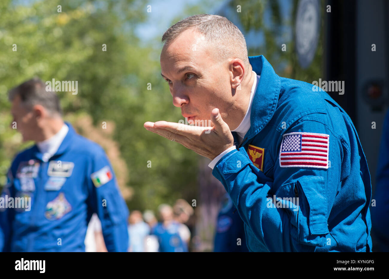 Expedition 52 Randy Bresnik ingénieur de vol de la NASA, souffle un baiser à sa famille et ses amis qu'il quitte le cosmonaute Hôtel avec d'autres collègues d'équipage l'ingénieur de vol Sergei Ryazanskiy de Roskosmos et mécanicien de Paolo Nespoli de l'Agence spatiale européenne (ESA) en fonction de leur lancement Soyouz à la Station spatiale internationale, vendredi, Juillet 28, 2017 à Baïkonour, au Kazakhstan. La fusée Soyouz lancée à 11:41 HAE le 28 juillet (9 h 41, heure de Baikonur) pour démarrer Ryazanskiy, Bresnik, Nespoli et sur une période de quatre mois et demi de mission à bord de la Station spatiale internationale. Crédit photo : NASA/Joel K Banque D'Images