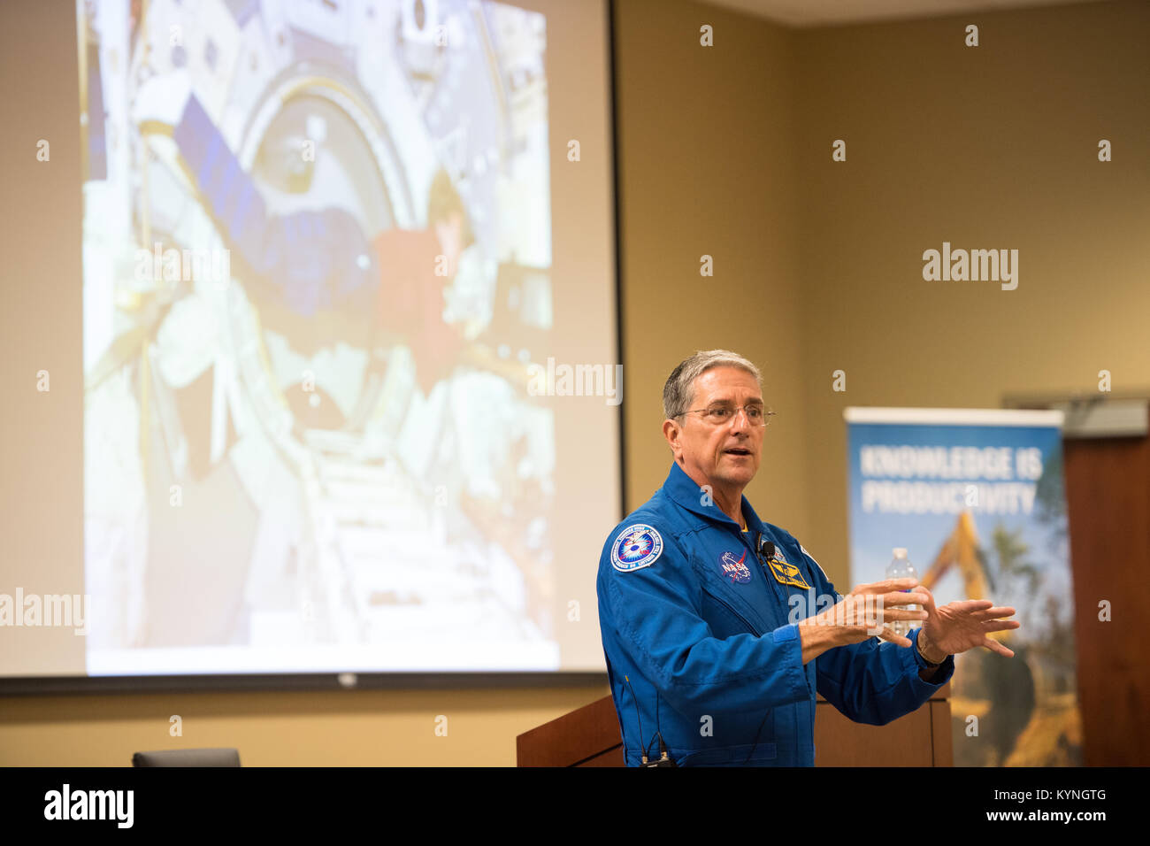 L'ancien astronaute de la NASA Don Thomas parle avec les étudiants pendant leur visite à la NASA's 3D-imprimé, défi de l'habitat Vendredi, 25 août 2017 à Caterpillar, Inc. Centre d'apprentissage et de démonstration d'Edwards à Peoria, Illinois) NASA's 3D-Imprimé Défi Habitat fait progresser la technologie de la construction d'additifs nécessaires à la création d'habitation durable pour l'exploration de l'espace profond. Les équipes sont en compétition dans la Phase 2 : Niveau 3, pour 500 000 $ en prix en argent. Les équipes ont à 3D-imprimer habitat structurels des pièces qui seront testés et évalués à l'écrasement, et les équipes seront attribuées prix en argent pour la réussite de Banque D'Images