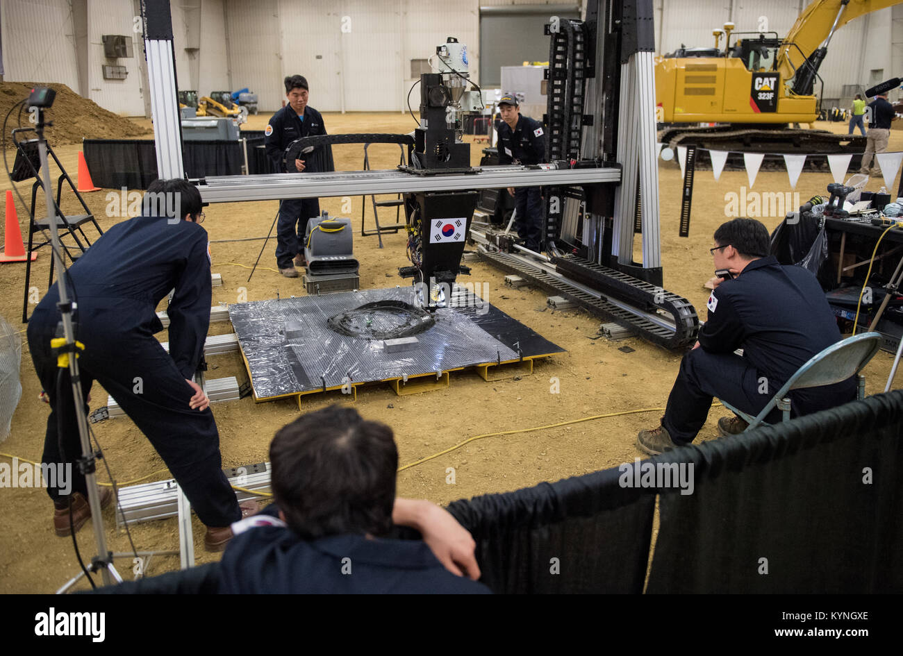 Le 25 août 2017, des membres de l'équipe MoonXConstruction d'Ansan, en Corée du Sud, ont remonté leur imprimante 3D au centre de démonstration Edwards de Caterpillar à Peoria, Illinois. L'équipe participe au défi Habitat imprimé en 3D de la NASA, qui vise à faire progresser la technologie de construction pour les habitats spatiaux lointains. Les équipes travaillent à créer des pièces structurelles imprimées en 3D pour les tests et les évaluations, avec 500 000 $ en argent de prix en jeu. Banque D'Images