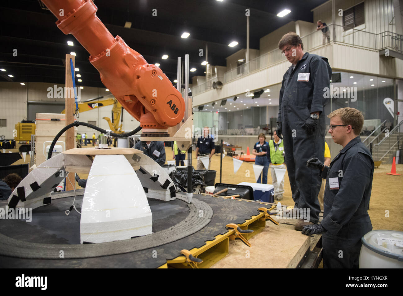 Les membres de l'Université Penn State Den@Mars, l'équipe de University Park, Pa., regarder l'évolution de leur 3D printed dome, vendredi, 25 août 2017 à Caterpillar, Inc. Centre d'apprentissage et de démonstration d'Edwards à Peoria, Illinois) NASA's 3D-Imprimé Défi Habitat fait progresser la technologie de la construction d'additifs nécessaires à la création d'habitation durable pour l'exploration de l'espace profond. Les équipes sont en compétition dans la Phase 2 : Niveau 3, pour 500 000 $ en prix en argent. Les équipes ont à 3D-imprimer habitat structurels des pièces qui seront testés et évalués à l'écrasement, et les équipes seront attribuées prix en argent pour l'achèvement réussi de compet Banque D'Images