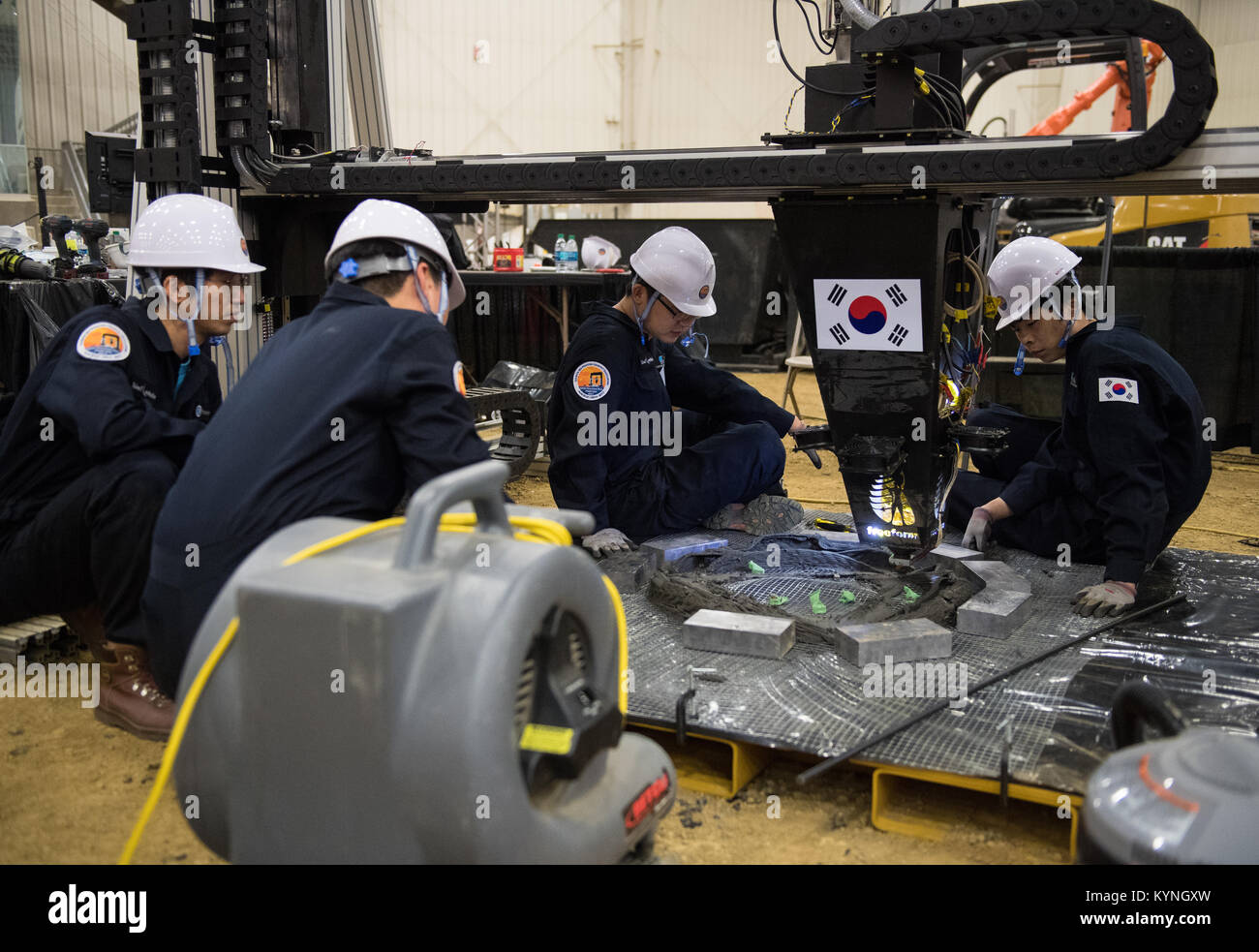 Les membres de l'équipe d'MoonXConstruction d'Ansan, Corée du Sud, travailler avec leur imprimante 3D après remontage, vendredi, 25 août 2017 à Caterpillar, Inc. Centre d'apprentissage et de démonstration d'Edwards à Peoria, Illinois) NASA's 3D-Imprimé Défi Habitat fait progresser la technologie de la construction d'additifs nécessaires à la création d'habitation durable pour l'exploration de l'espace profond. Les équipes sont en compétition dans la Phase 2 : Niveau 3, pour 500 000 $ en prix en argent. Les équipes ont à 3D-imprimer habitat structurels des pièces qui seront testés et évalués à l'écrasement, et les équipes seront attribuées prix en argent pour l'achèvement réussi de compet Banque D'Images