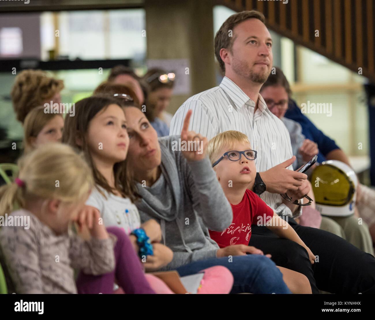 Les membres de l'auditoire regarder une émission en direct de l'équipage Expédition 53 Lancement de la fusée Soyouz à la Station spatiale internationale au cours d'une présentation par Expedition 49/50 L'astronaute de la NASA Shane Kimbrough, mardi 12 septembre 2017 à Arlington Career Center à Arlington, en Virginie. Durant l'Expédition 50, Kimbrough a effectué quatre sorties extravéhiculaires pour un total de 39 heures à l'extérieur de l'ISS, et a conclu son 173 jours de mission lorsqu'il a atterri dans une région isolée près de la ville de Zhezkazgan, le Kazakhstan en avril 2017. Crédit photo : NASA/Aubrey Gemignani) Banque D'Images