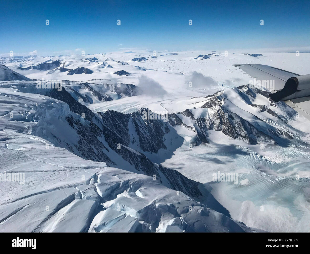 L'opération IceBridge de la NASA a capturé une vue détaillée de la plate-forme glaciaire Larsen C en Antarctique, dans le cadre de sa mission d'étude de la dynamique des glaces et du changement climatique. Banque D'Images