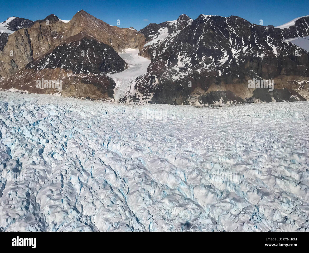 L’opération IceBridge de la NASA fournit un relevé aérien de la plate-forme glaciaire Larsen C en Antarctique. Cette mission contribue à la recherche sur les changements dynamiques de la plate-forme glaciaire et son impact potentiel sur le niveau mondial de la mer. Banque D'Images